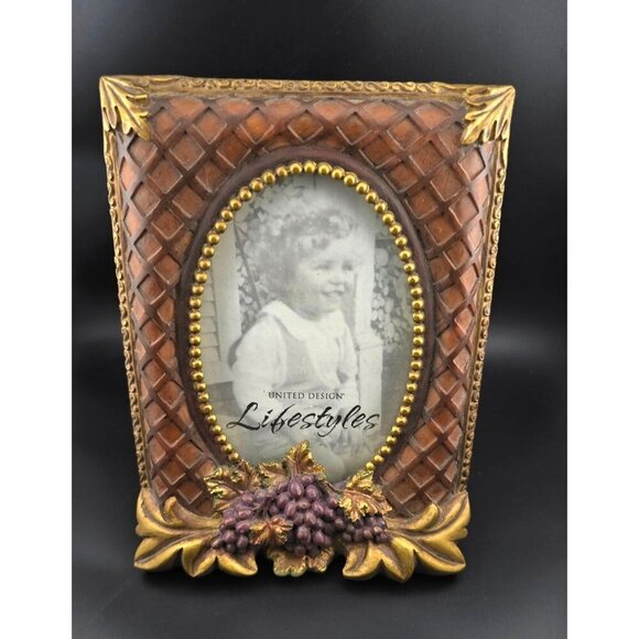 United Design Other - Vintage United Design Lifestyles Oval Picture Frame With Grapevine/Gold Accents